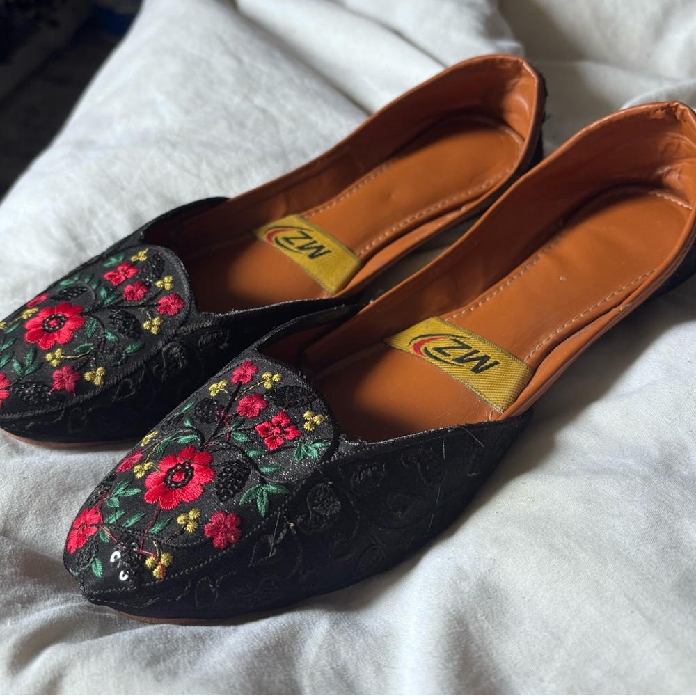 Embroidered Floral Black Flats
